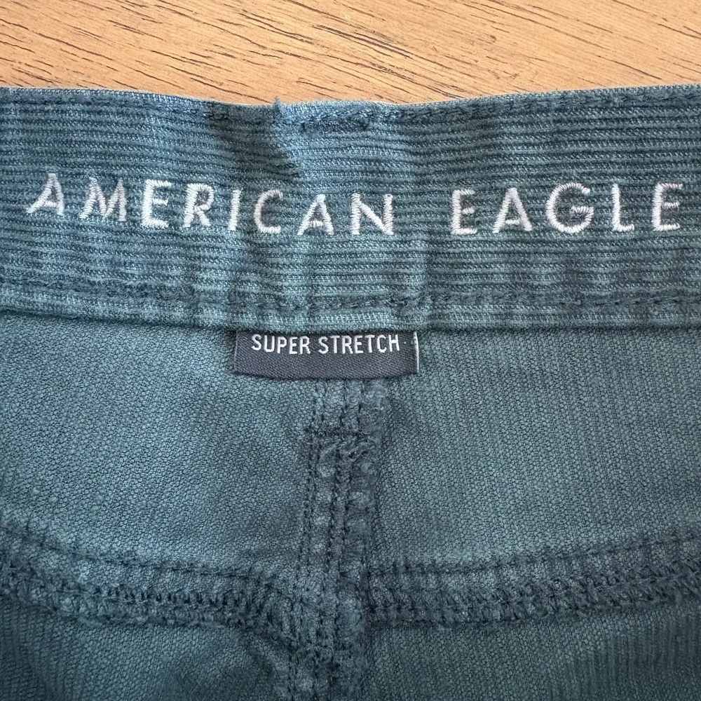 American Eagle Outfitters green‎ corduroy Mom Jean high rise pants